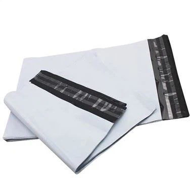 O'z-o'zidan yopishgan lenta bilan pochta sumkasi